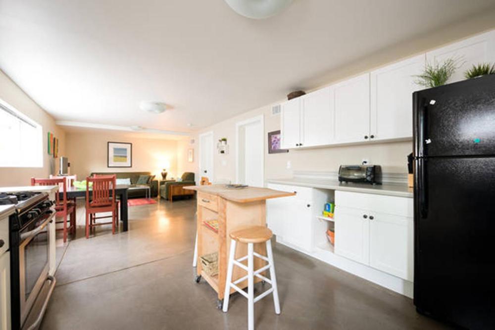 Modern & Open 2BR in Rockridge, Highly Walkable on Oakland Berkeley Border